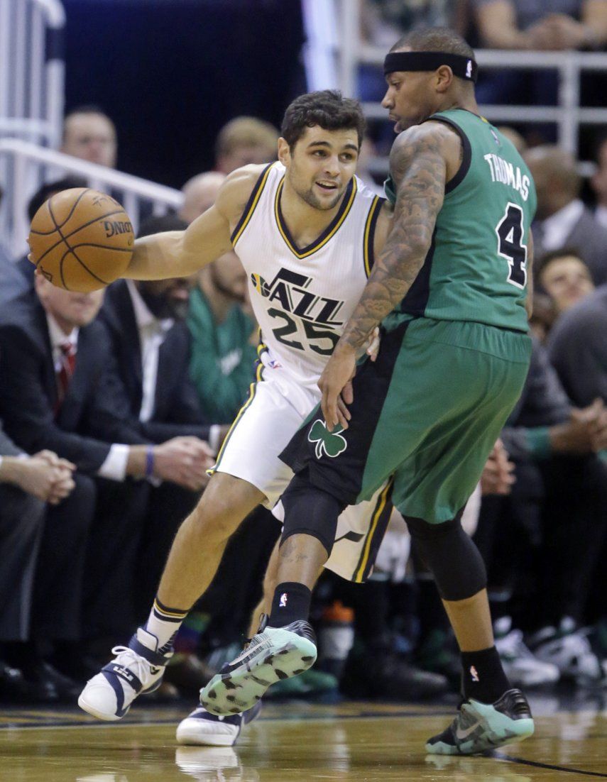 Favors brilla en la victoria del Jazz sobre los Celtics