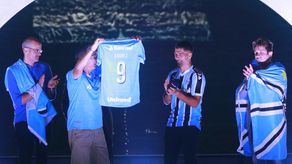 Luis Suárez es presentado con el Gremio ante 60 mil personas Foto: AFP