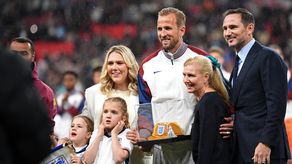 Harry Kane recibe homenaje por su partido 100 con Inglaterra