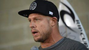 Fanning vuelve a surfear casi un mes después del ataque del tiburón