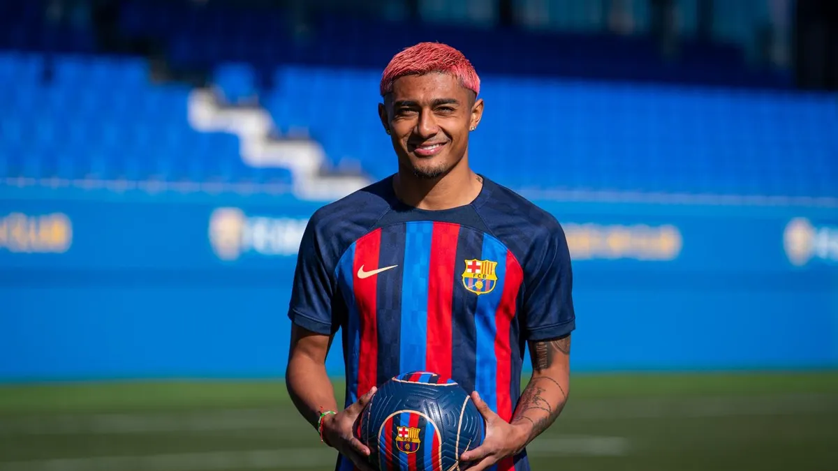 Mexicano Julián Araujo es nuevo jugador del Barcelona