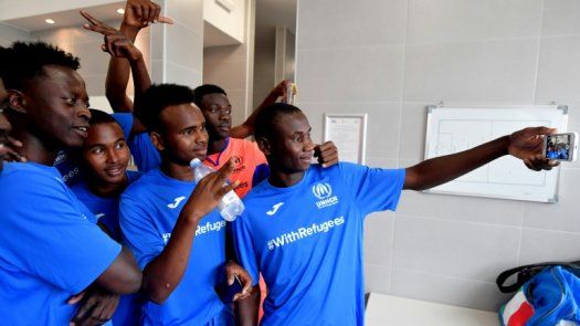 Antiguas estrellas del calcio participan en partido a favor de refugiados