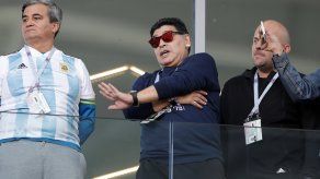 Maradona da explicaciones por polémico gesto a fan asiático
