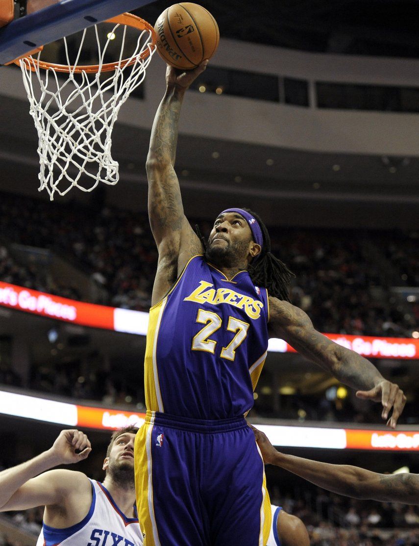 Nash guía a Lakers en triunfo sobre 76ers