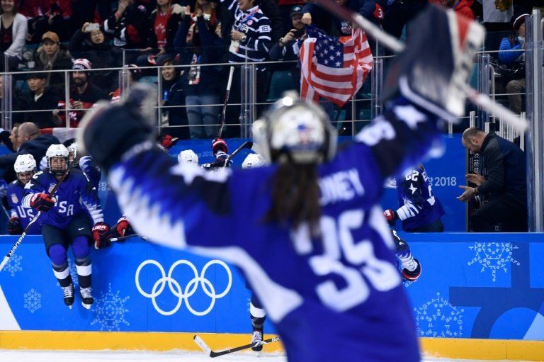 EEUU conquista ante Canadá la medalla de oro en hockey femenino sobre hielo