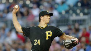Bravos ganan a Piratas con sencillo remolcador de Adams