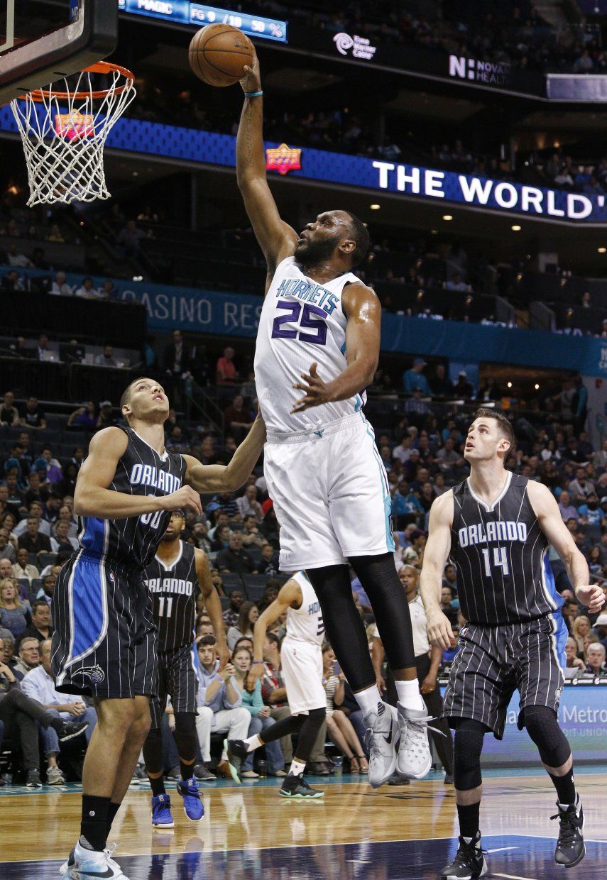 Jefferson lleva a Hornets al triunfo con 26 puntos