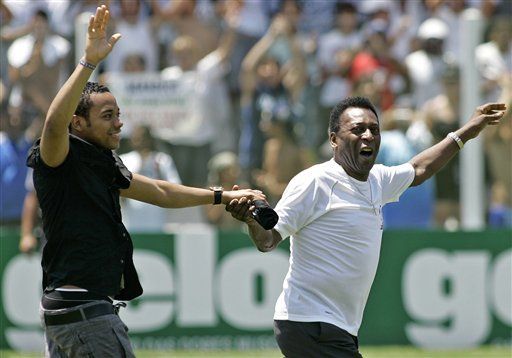 Santos recibe a Robinho con Pelé y fiesta de rock