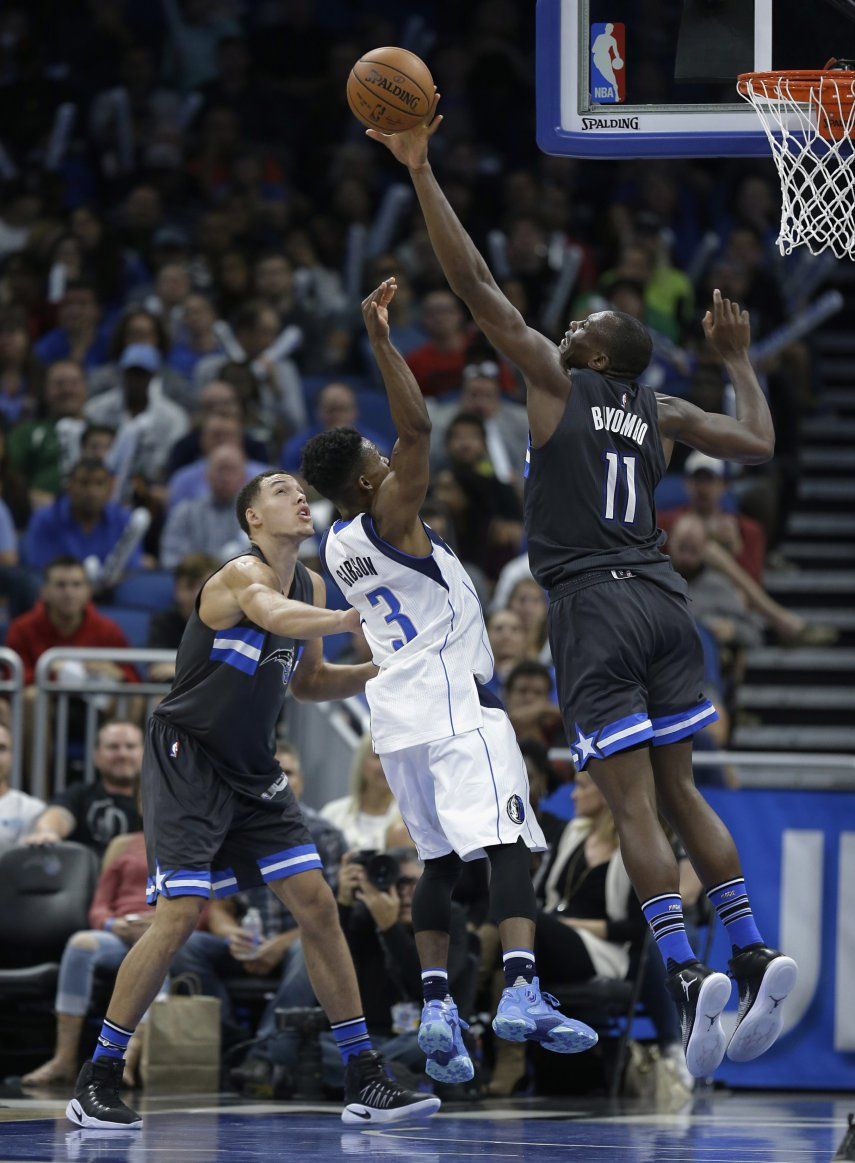 Magic vence 95-87 a Mavericks con gran racha al final