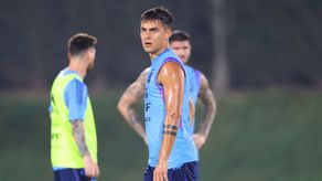 Dybala, delantero de la Roma, espera su oportunidad para debutar en Qatar 2022.