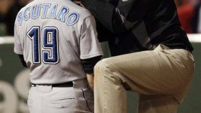 Scutaro de Azulejos deja partido por pelotazo en el casco