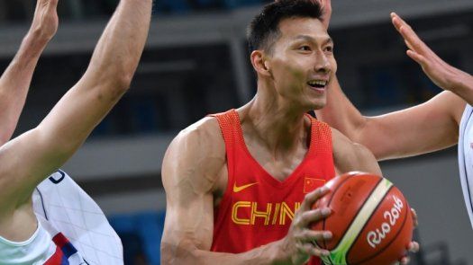 NBA: Lakers fichan al chino olímpico Yi Jianlian