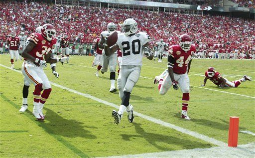 NFL: Raiders 13, Chiefs 10; Oakland gana sobre el final
