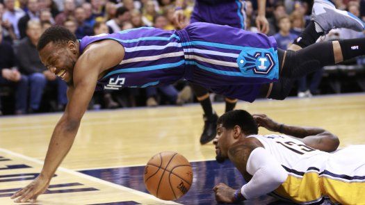 Walker sentencia victoria de Hornets ante Pacers