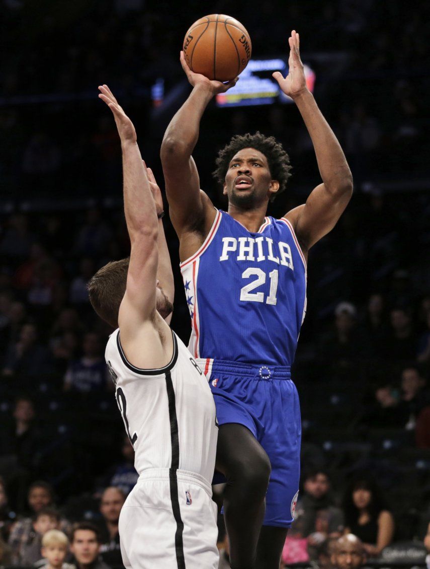76ers ganan a Nets, empatan cifra de triunfos del año pasado