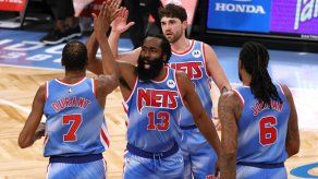 Harden debuta con triple doble; Nets triunfan