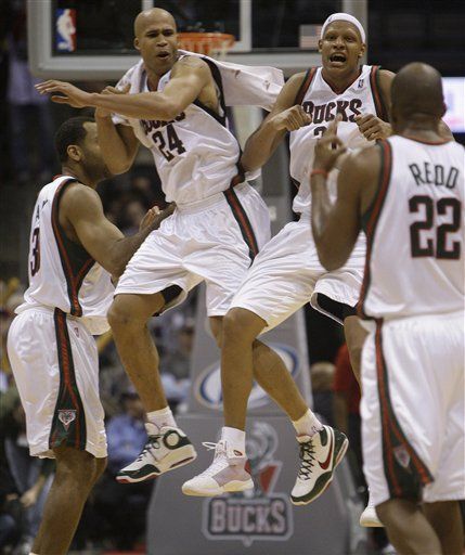 Paliza de los Bucks a los Mavericks con gran actuación de Villanueva