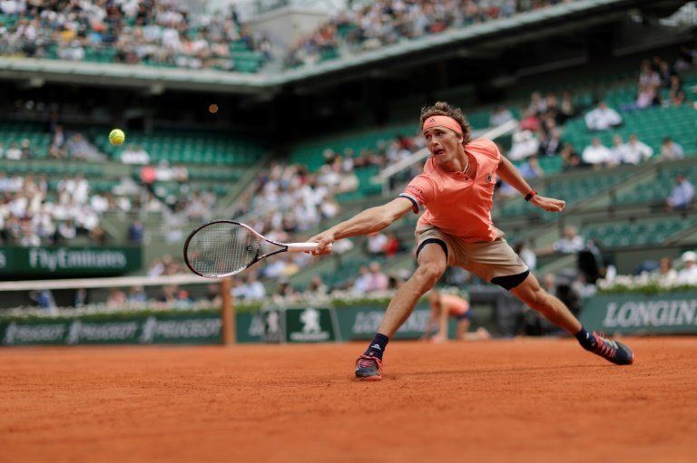 Zverev pasa a octavos en París tras salvar una bola de partido