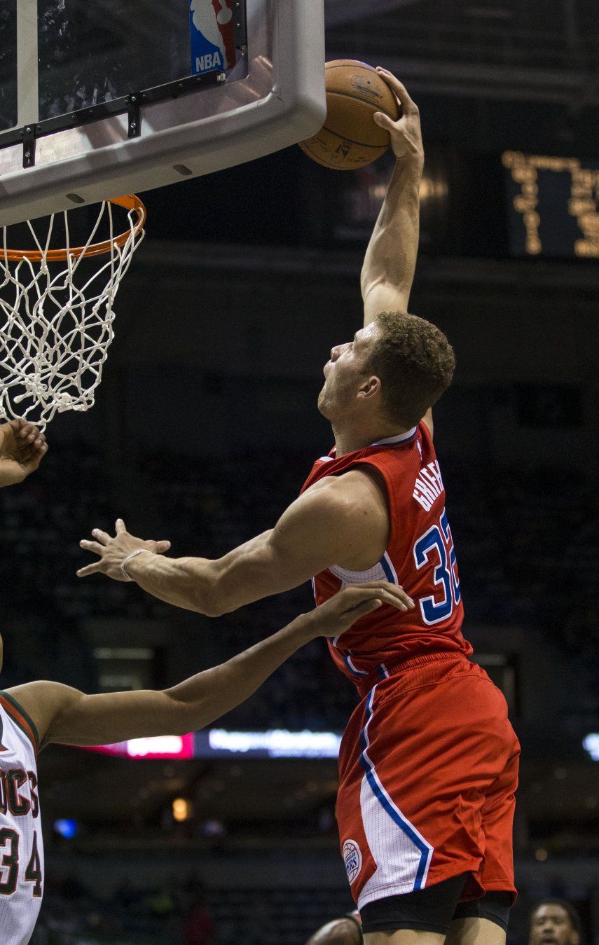 Knight anota 22 en triunfo de Bucks sobre Clippers