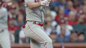Harper conecta grand slam; Filis apalean a Cardenales