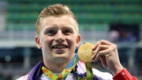 {alttext(,#AbuelaOlímpica del británico Adam Peaty triunfa en Twitter)}