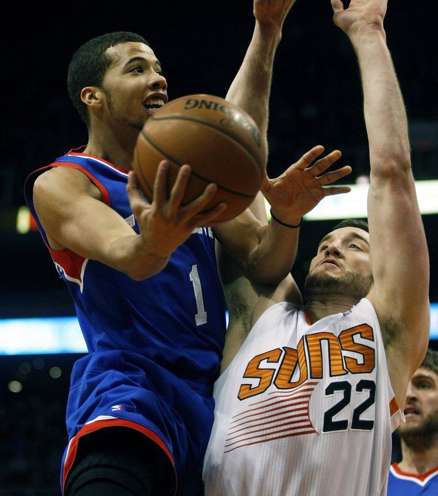 Plumlee anota 22 puntos y Suns vencen a 76ers