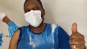 Pelé recibe su primera dosis de vacuna contra el COVID-19