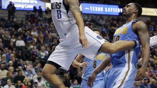 Mavericks arrasan en inicio de la 2da mitad, ganan a Nuggets