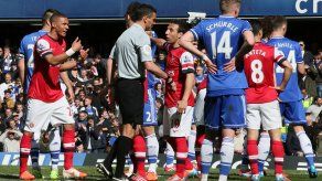 Premier: árbitro expulsa a inocente