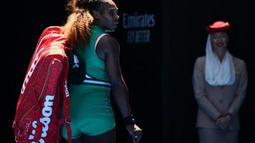 Djokovic pasa a semifinales de Australia sin desgaste, Serena eliminada