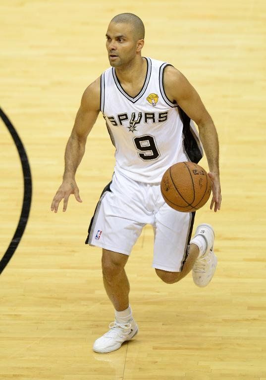 NBA: armador Tony Parker contento de seguir con Duncan el próximo año