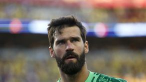 El portero brasileño Alisson Becker estará seis semanas de baja