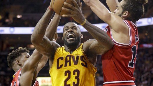 LeBron anota 38 y  Cavs están a un paso de liquidar a Bulls