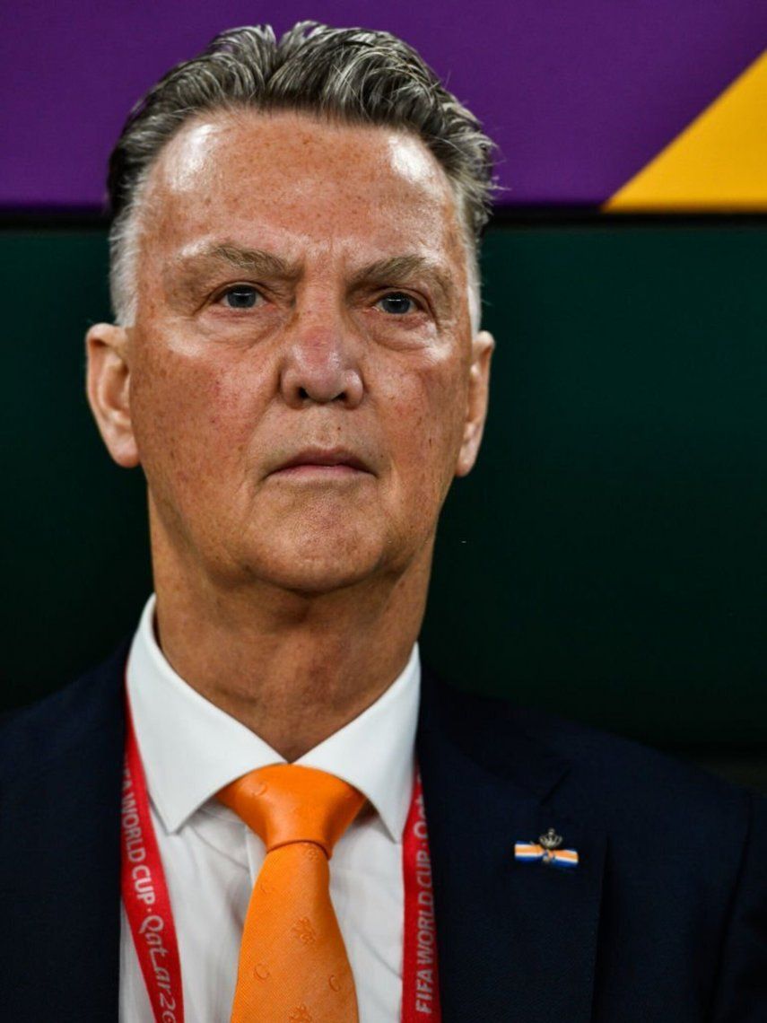 Qatar 2022: Louis van Gaal se abraza con periodista de Senegal