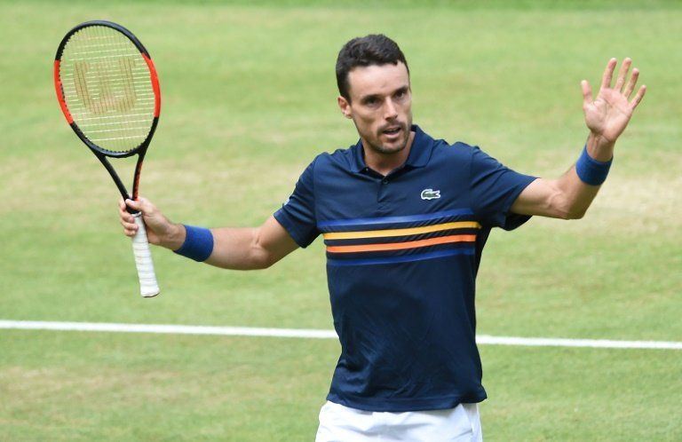 Bautista y Federer alcanzan las semifinales de Halle
