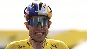 Wout van Aert recibió una bonificación de 10 segundos y ahora mantiene un margen de 25 segundos sobre el belga Yves Lampaert.