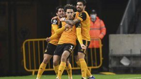 Wolves ganan e igualan en puntos al Liverpool y Everton