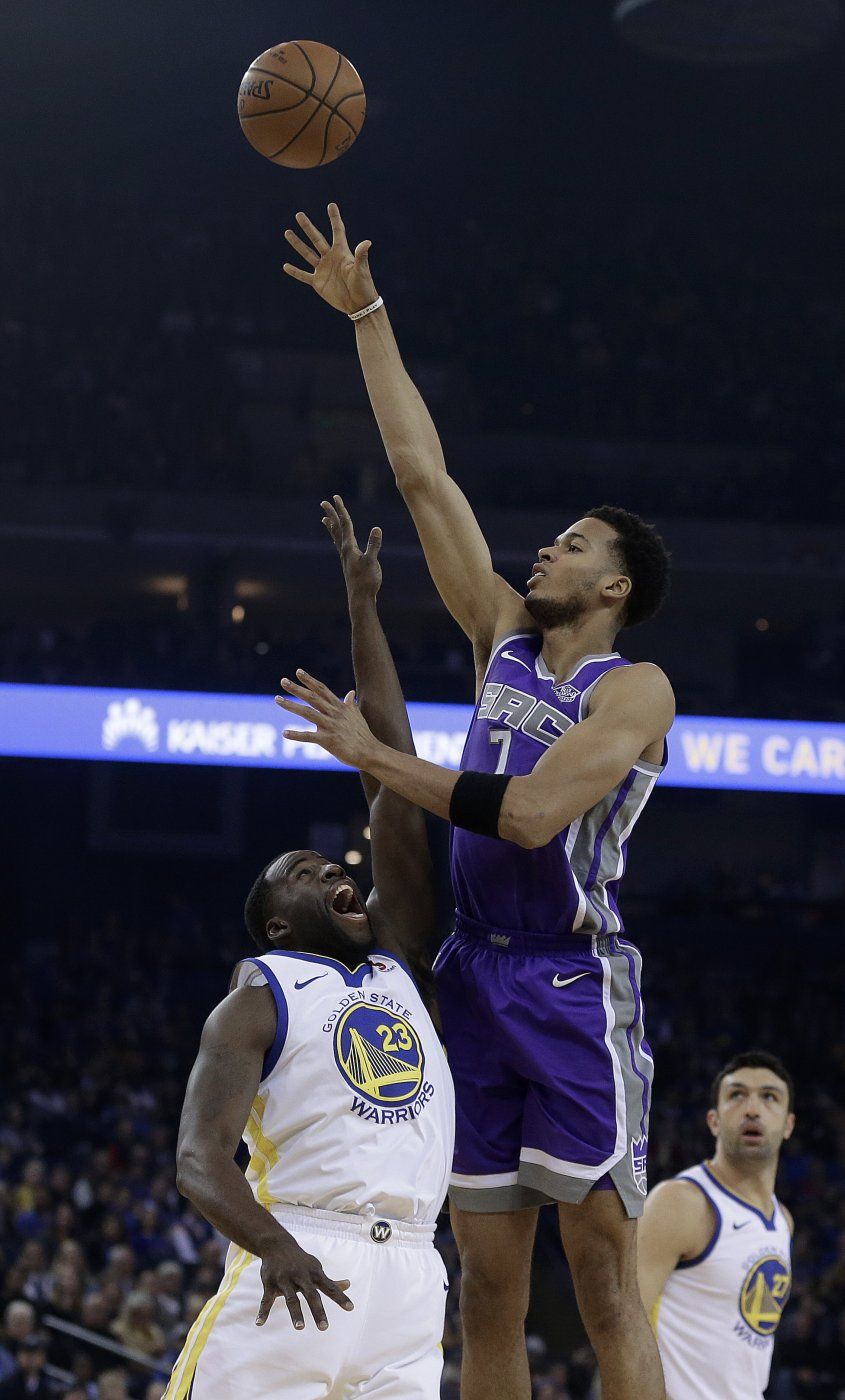 Kings ganan 110-106 a unos Warriors sin Curry ni Durant