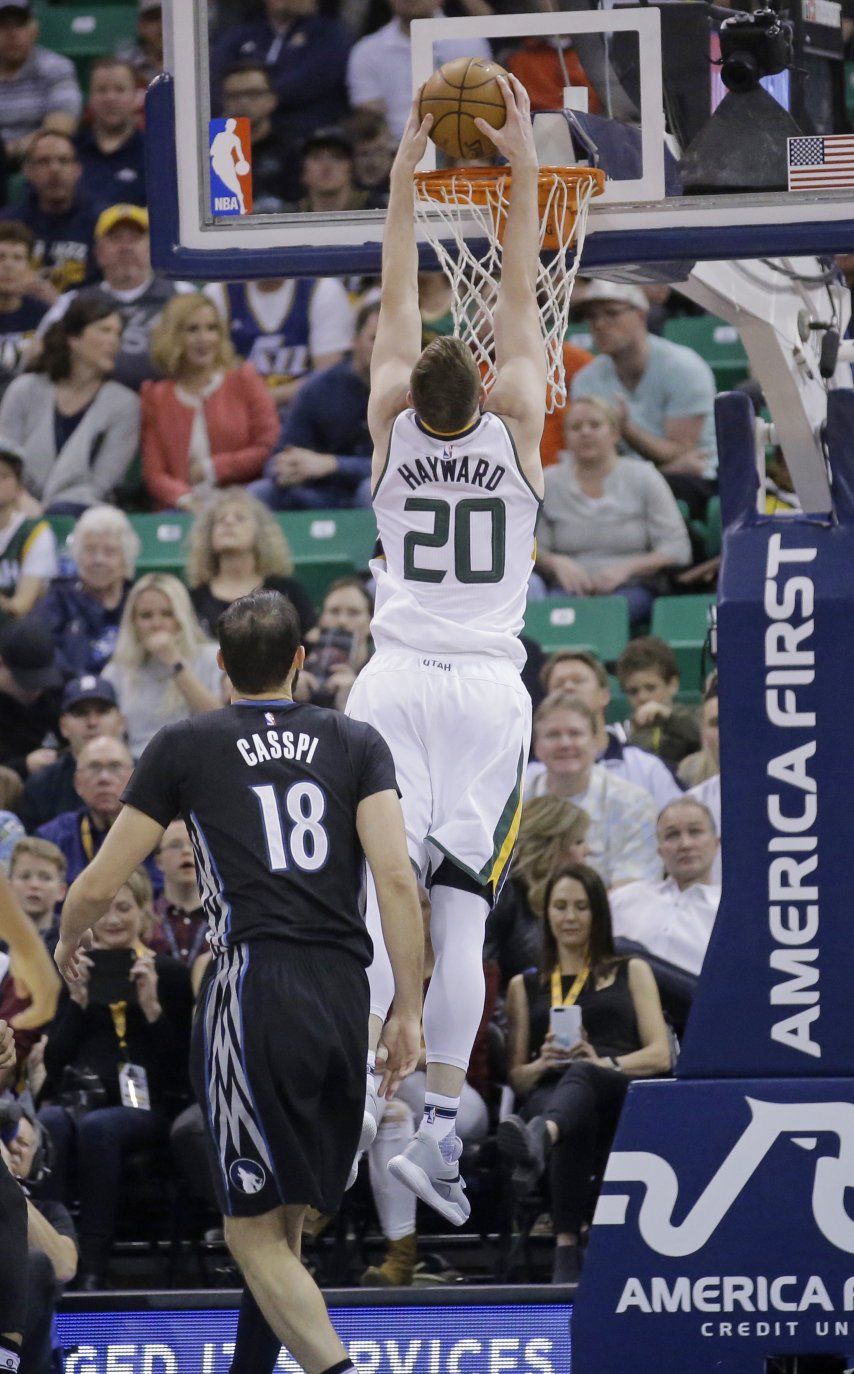 Hayward anota 39 puntos y el Jazz vence 120-113 a Minnesota
