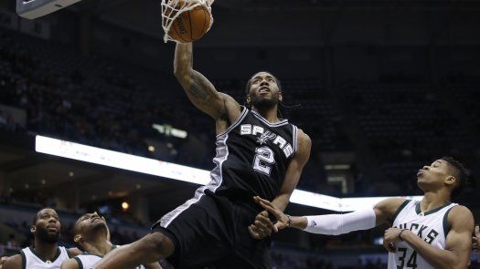 Con 24 puntos de Leonard, Spurs aplastan a Bucks