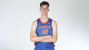 Olivier Rioux de 2,36 m de estatura hace historia en Baloncesto Universitario