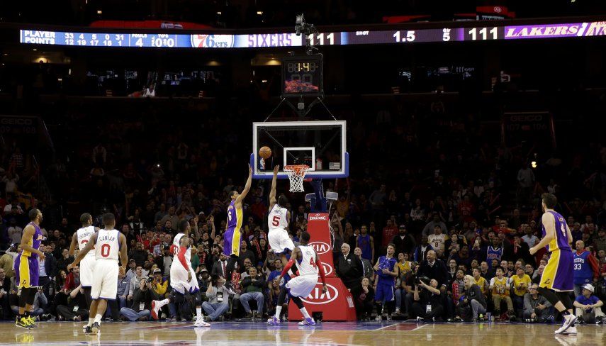 Lakers superan a 76ers en tiempo extra