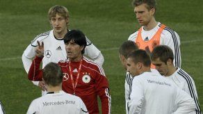 Mundial: Podolski y Oezil se ausentan de entrenamiento alemán