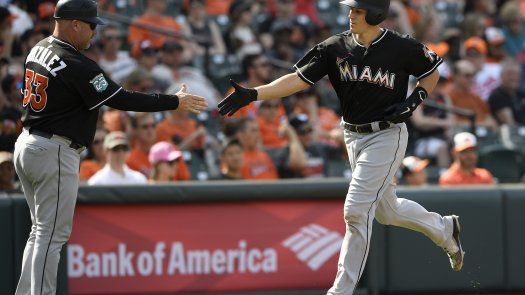 Realmuto pega dos jonrones para que Marlins venzan a Orioles