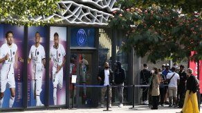 París espera a Lionel Messi este lunes.