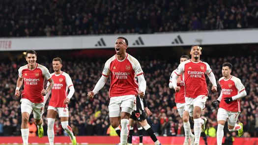 Arsenal golea y sigue en la pelea por la Premier League