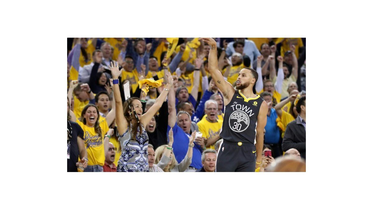 LeBron da la victoria a los Cavs en la prórroga y regreso triunfal de Curry