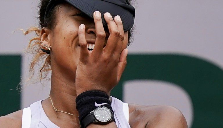Osaka evita la eliminación ante Azarenka en Roland Garros