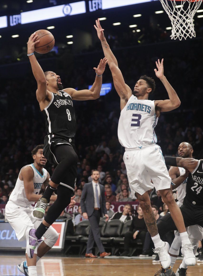Nets vencen 134-132 a Hornets en doble tiempo extra