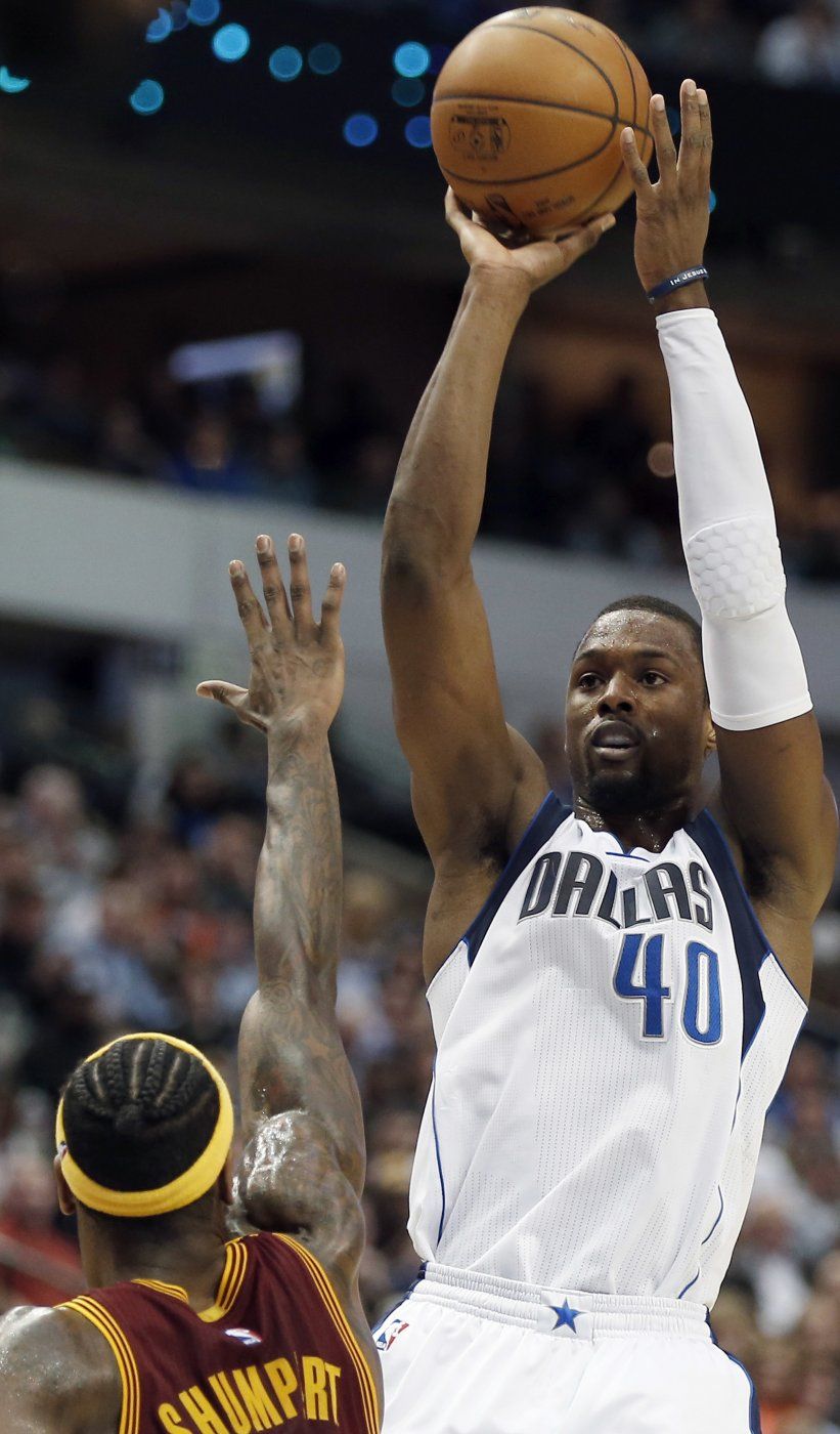 Barnes y los colistas Mavs vencen a LeBron y los Cavs